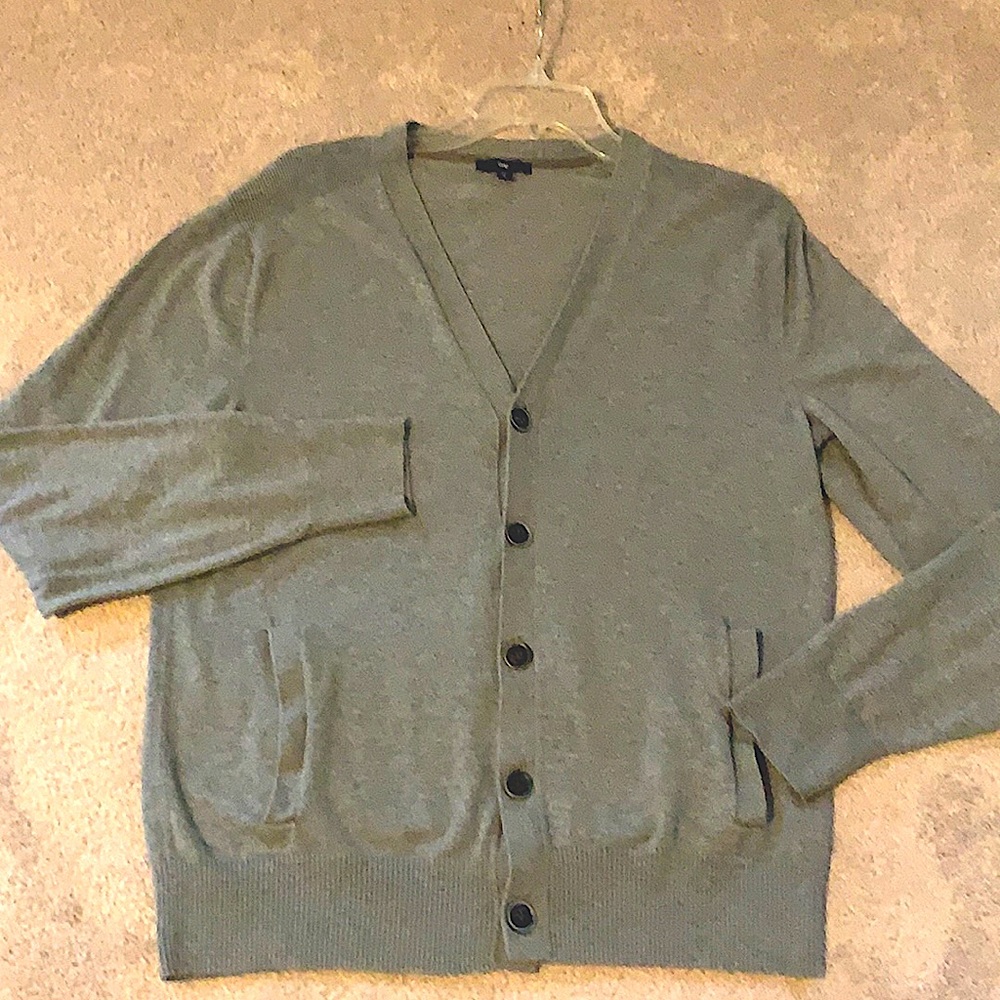 Gap M Gray sweater  1 owner no dog cat smoke